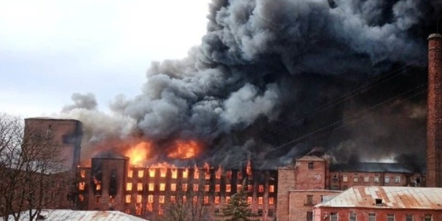 Πυρκαγιά εργοστάσιο της Αγ. Πετρούπολης - Ένας πυροσβέστης νεκρός και δύο τραυματίες  